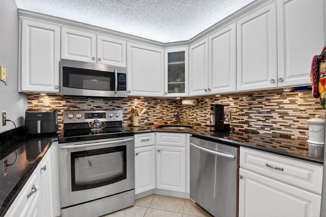 207 Pine Hov Circle D2, Greenacres, FL 33463