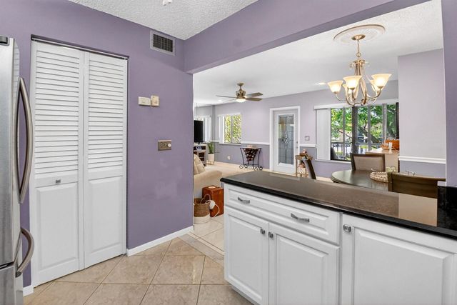 207 Pine Hov Circle D2, Greenacres, FL 33463