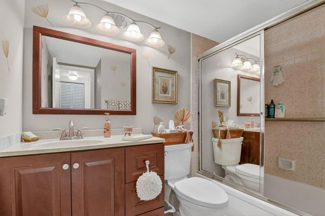 207 Pine Hov Circle D2, Greenacres, FL 33463