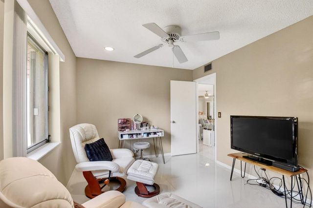 207 Pine Hov Circle D2, Greenacres, FL 33463