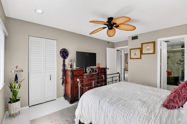 207 Pine Hov Circle D2, Greenacres, FL 33463