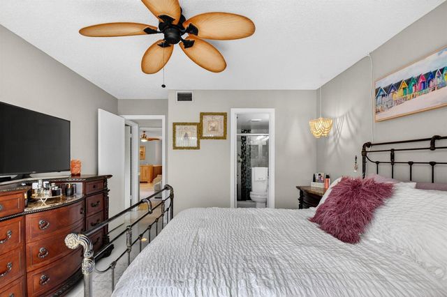 207 Pine Hov Circle D2, Greenacres, FL 33463