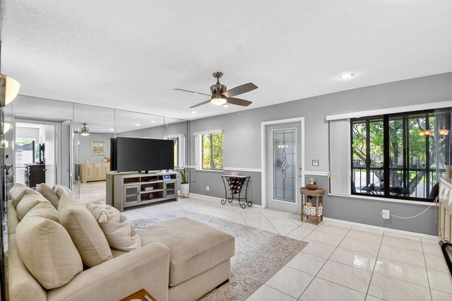 207 Pine Hov Circle D2, Greenacres, FL 33463