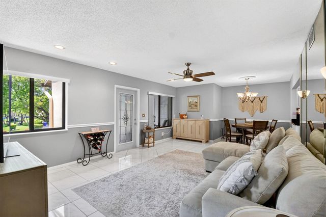 207 Pine Hov Circle D2, Greenacres, FL 33463