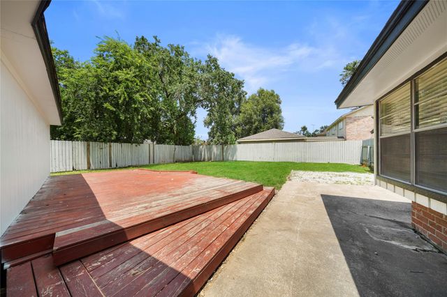 13715 Whichurch Way, Houston, TX 77015