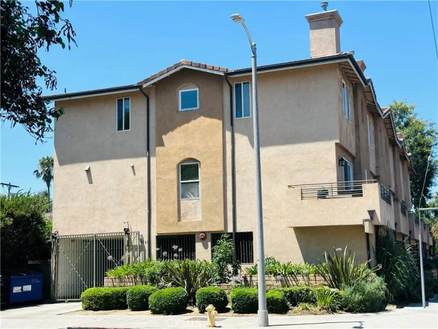 5555 Carpenter 4, Valley Village, CA 91607