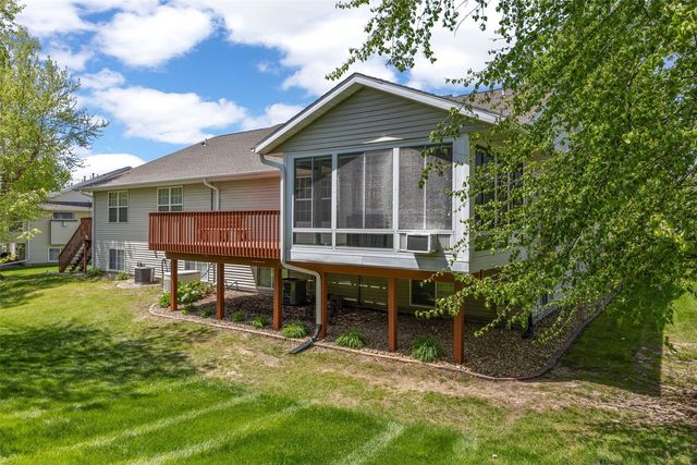 6620 Waterview Dr SW, Cedar Rapids, IA 52404