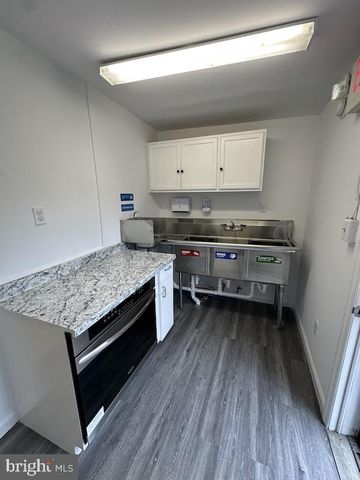 37 W MAPLEWOOD MALL, Philadelphia, PA 19144