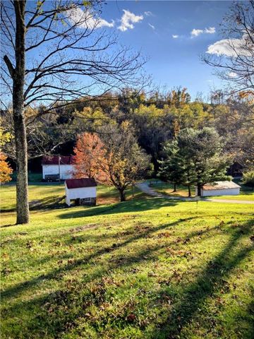 241 Lyons Road, Donegal, PA 15323