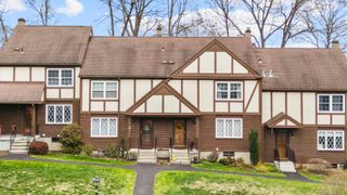 15 Derbyshire 15, Derby, CT 06418