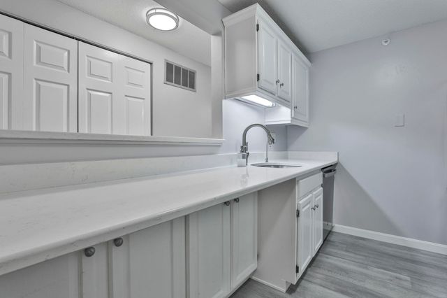 6 Mayfair Ln Apt 201, Nashua, NH 03063