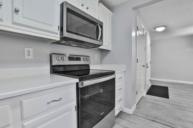 6 Mayfair Ln Apt 201, Nashua, NH 03063