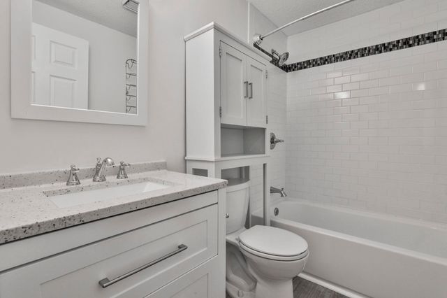 6 Mayfair Ln Apt 201, Nashua, NH 03063