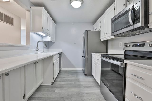 6 Mayfair Ln Apt 201, Nashua, NH 03063