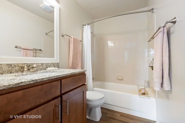 68 Sterling Circle 108, Wheaton, IL 60189