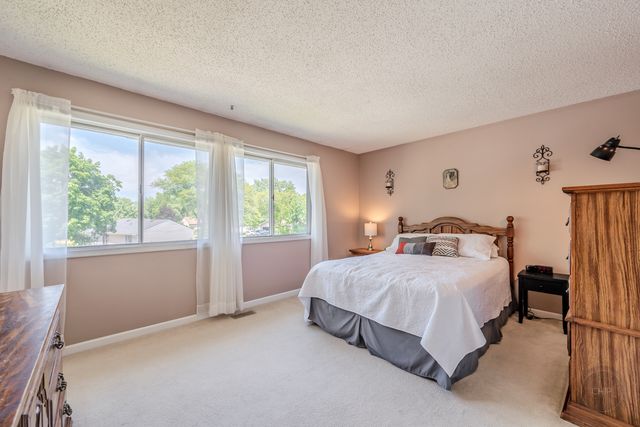 30w071 Elmwood Court, Warrenville, IL 60555
