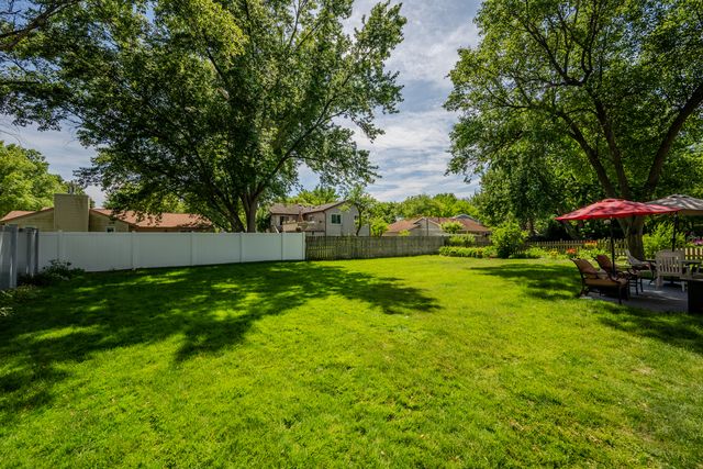 30w071 Elmwood Court, Warrenville, IL 60555