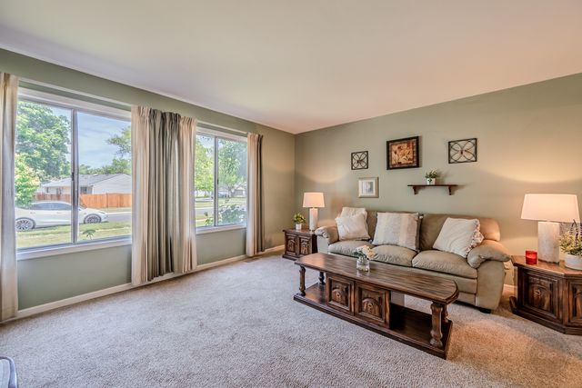 30w071 Elmwood Court, Warrenville, IL 60555