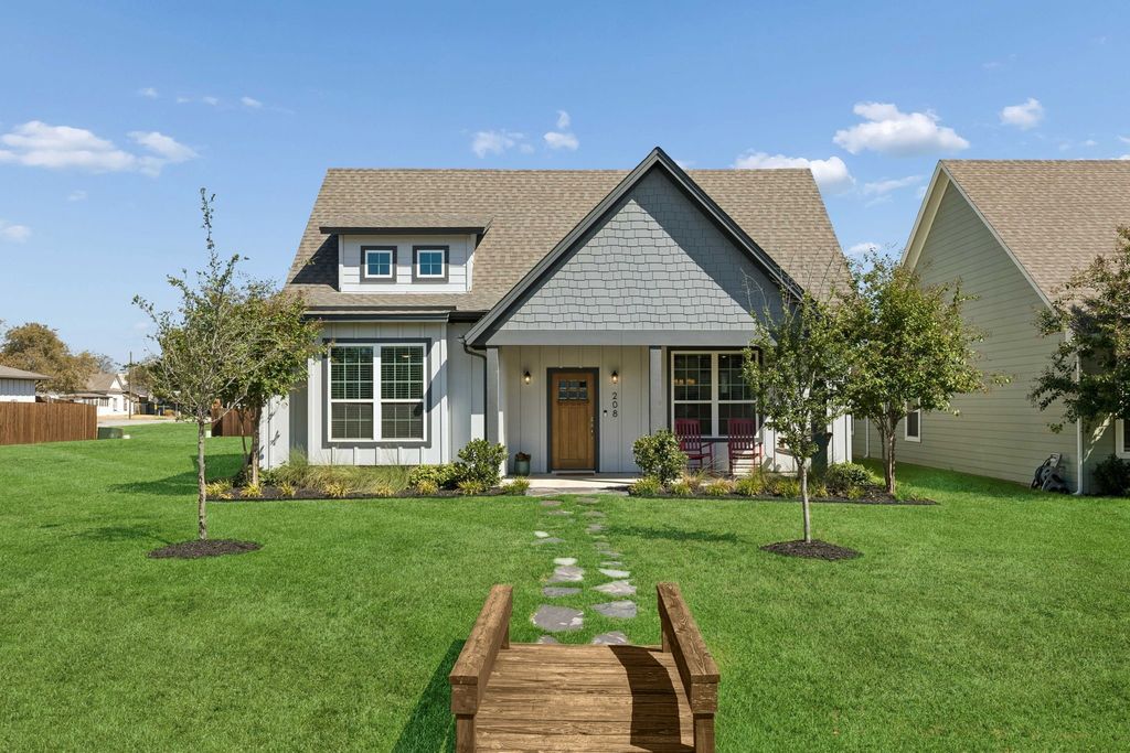 208 W 6th Street, Justin, TX 76247 — exterior