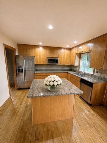 9S711 BROOKBANK Road, Willowbrook, IL 60527