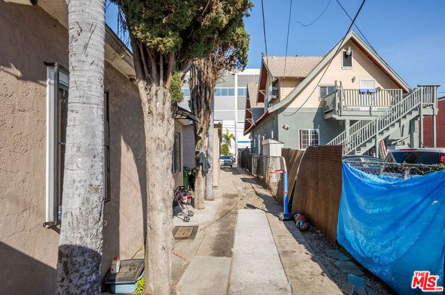 712 714 W 40th Place, Los Angeles, CA 90037