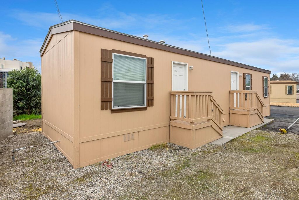 Image 1 of property listing at 1719 W Olive # 33, Fresno, CA 93728
