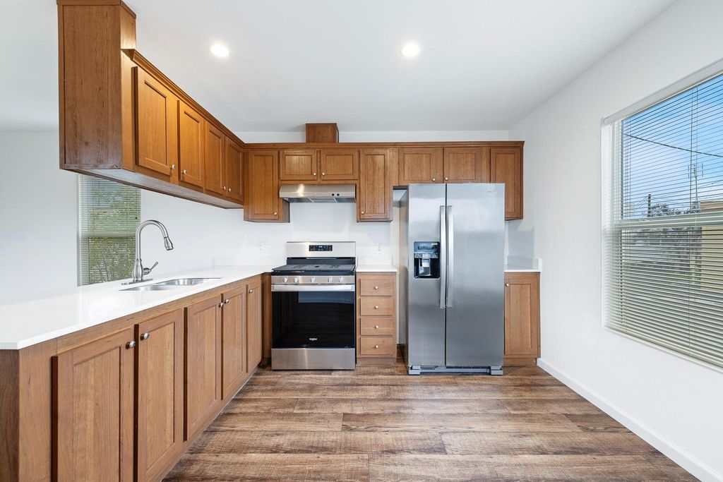 Image 11 of property listing at 1719 W Olive # 33, Fresno, CA 93728