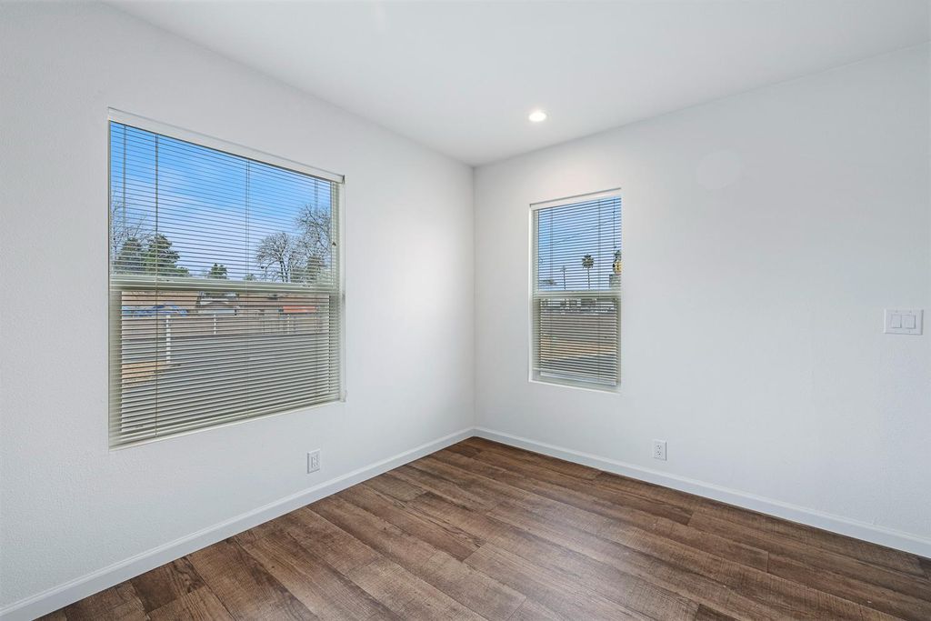 Image 13 of property listing at 1719 W Olive # 33, Fresno, CA 93728