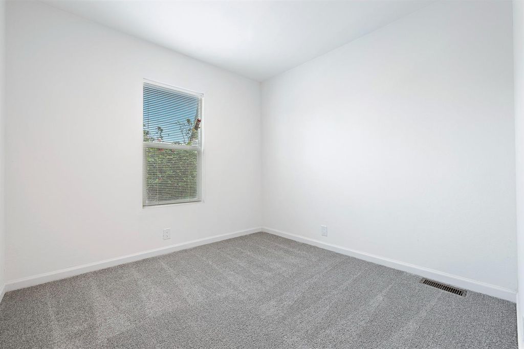 Image 20 of property listing at 1719 W Olive # 33, Fresno, CA 93728