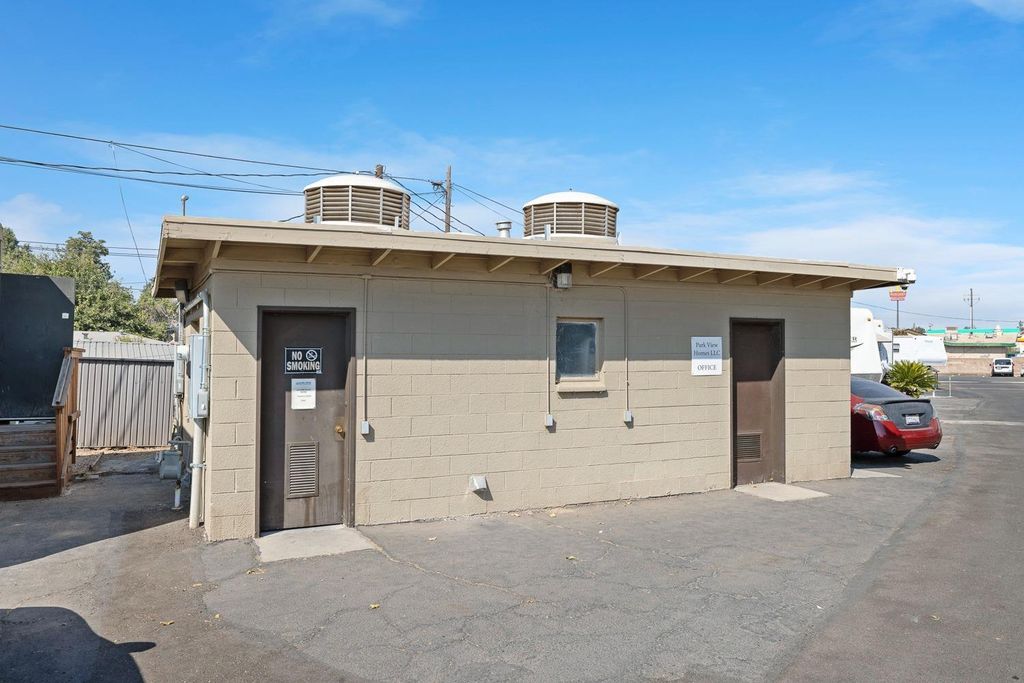 Image 28 of property listing at 1719 W Olive # 33, Fresno, CA 93728