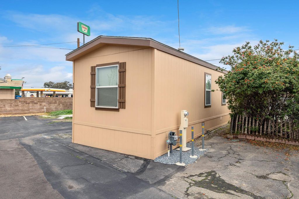Image 3 of property listing at 1719 W Olive # 33, Fresno, CA 93728
