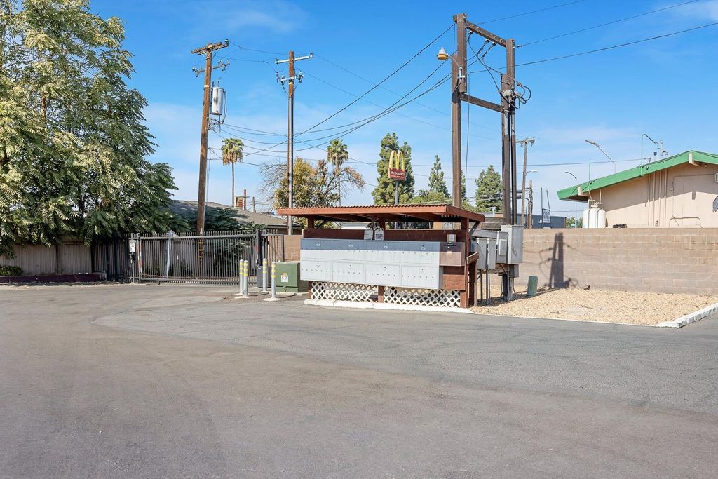 Image 30 of property listing at 1719 W Olive # 33, Fresno, CA 93728