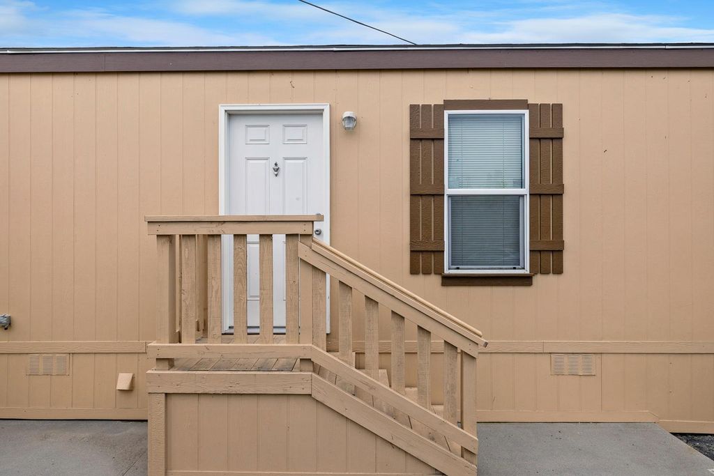 Image 4 of property listing at 1719 W Olive # 33, Fresno, CA 93728