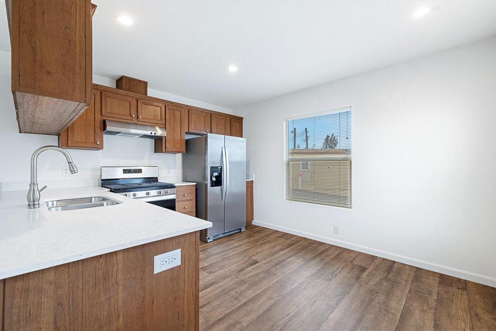 Image 9 of property listing at 1719 W Olive # 33, Fresno, CA 93728