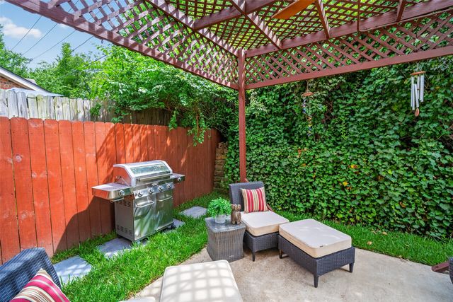 2242 Ash Grove Way, Dallas, TX 75228