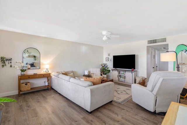 2455 NE 51st Street E102, Fort Lauderdale, FL 33308