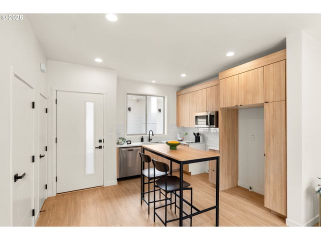 6792 Se Insley St 2, Portland, OR 97206