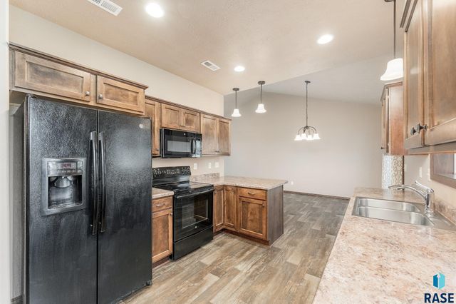 7523 S Brookside Pl Place, Sioux Falls, SD 57108