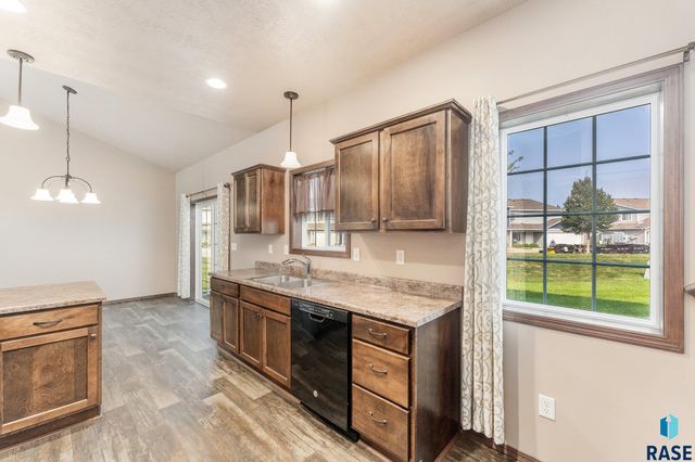 7523 S Brookside Pl Place, Sioux Falls, SD 57108