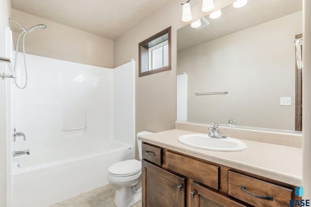 7523 S Brookside Pl Place, Sioux Falls, SD 57108