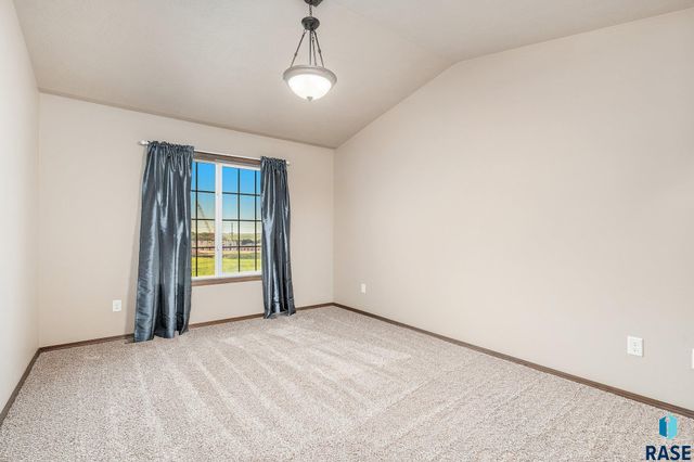 7523 S Brookside Pl Place, Sioux Falls, SD 57108