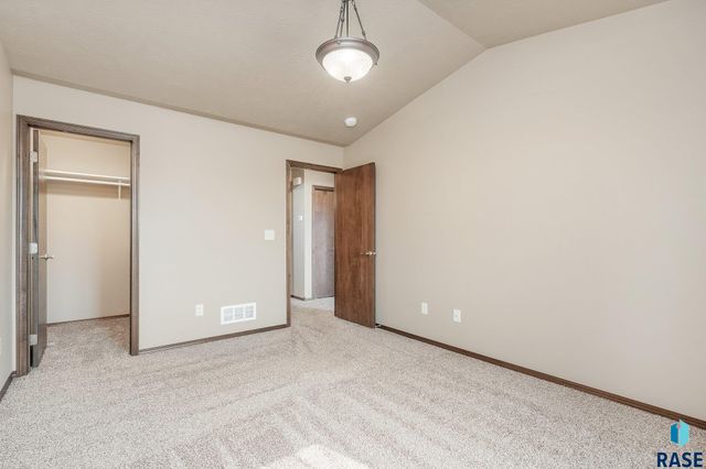 7523 S Brookside Pl Place, Sioux Falls, SD 57108