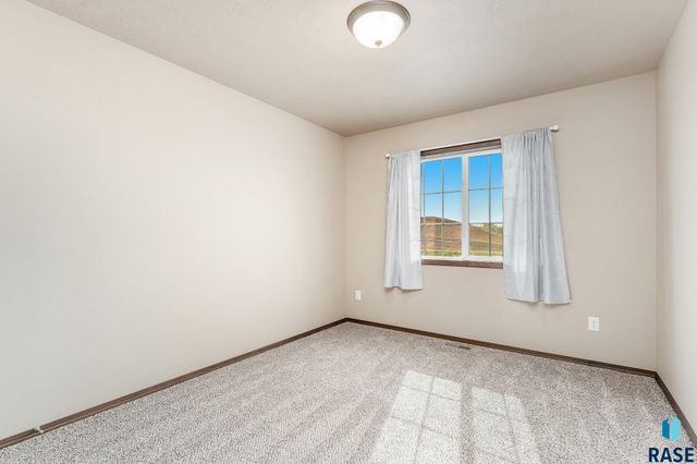 7523 S Brookside Pl Place, Sioux Falls, SD 57108