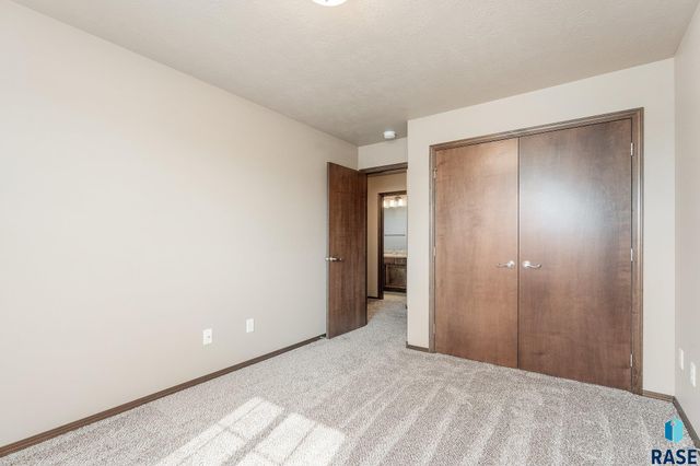 7523 S Brookside Pl Place, Sioux Falls, SD 57108