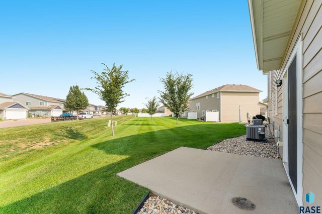 7523 S Brookside Pl Place, Sioux Falls, SD 57108