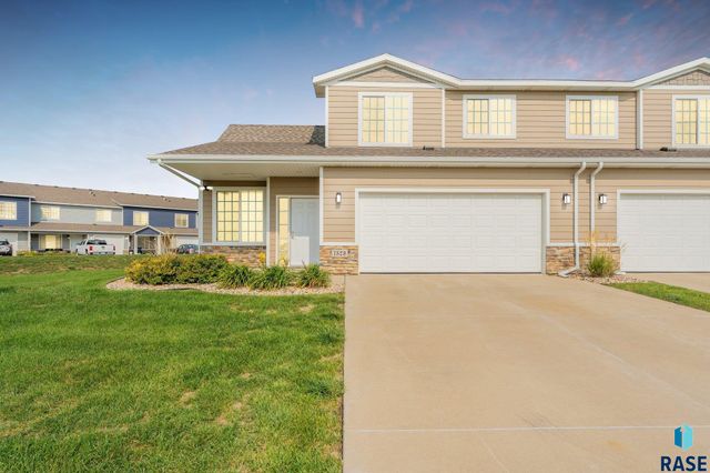7523 S Brookside Pl Place, Sioux Falls, SD 57108
