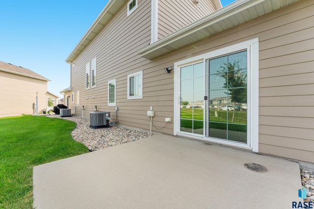 7523 S Brookside Pl Place, Sioux Falls, SD 57108