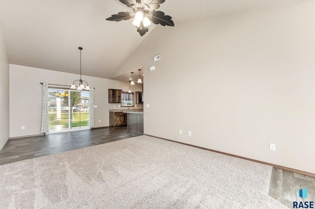 7523 S Brookside Pl Place, Sioux Falls, SD 57108