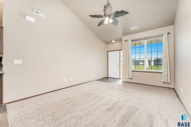 7523 S Brookside Pl Place, Sioux Falls, SD 57108