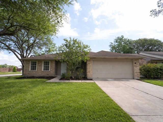 16003 Surrey Woods Drive, Friendswood, TX 77546